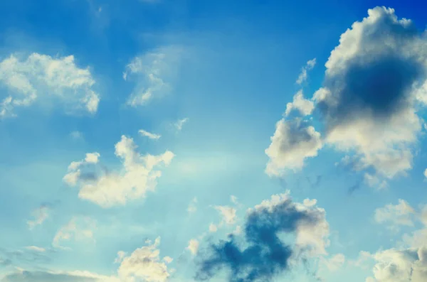 Cielo Azul Con Nubes Como Fondo — Foto de Stock