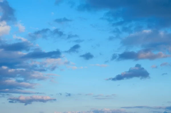 Céu Azul Com Nuvens Como Fundo — Fotografia de Stock