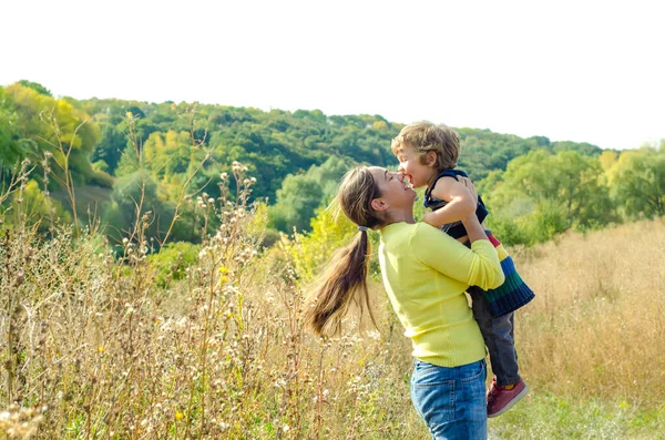 Glückliche Mutter Und Baby Spielen Freien lizenzfreie Stockfotos