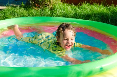 Yüzme havuzunda küçük bir çocuk.