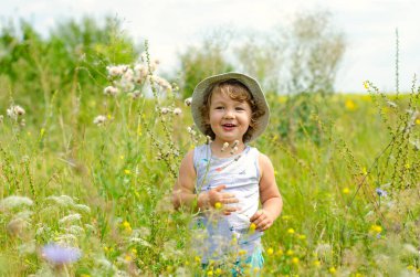 Çayırdaki küçük çocuk