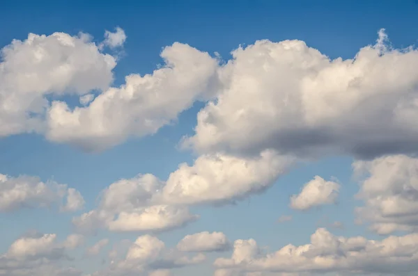 Blå Himmel Med Moln Som Bakgrund — Stockfoto