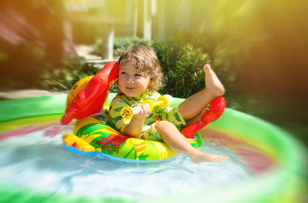 Yüzme Havuzunda Küçük Bir Çocuk — Stok fotoğraf