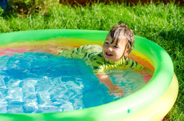 Niño Pequeño Piscina Aire Libre —  Fotos de Stock