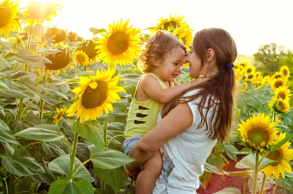 Mutter Und Baby Sonnenblumenfeld — Stockfoto