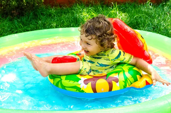 Yüzme Havuzunda Küçük Bir Çocuk — Stok fotoğraf