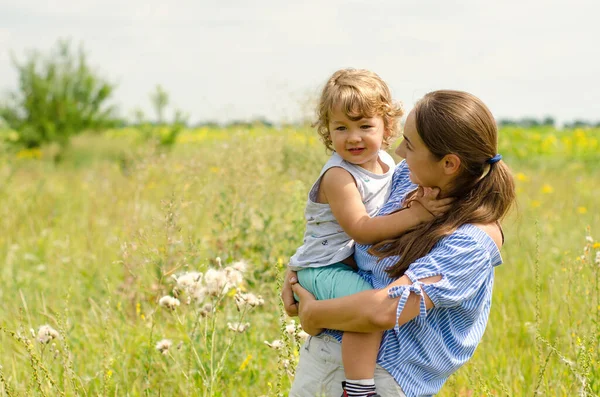 Mother Child Sunny Meadow — Stock Photo, Image
