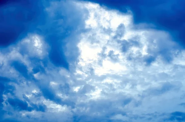 Céu Azul Com Nuvens Como Fundo — Fotografia de Stock