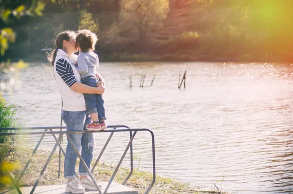 Mãe Criança Perto Belo Lago — Fotografia de Stock