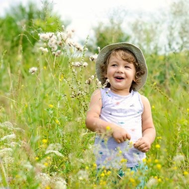 Çayırdaki küçük çocuk