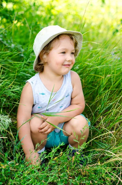 Glücklicher Kleiner Junge Sitzt Grünen Gras — Stockfoto