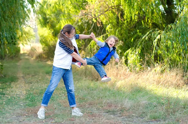 Glückliche Mutter Und Baby Spielen Freien — Stockfoto