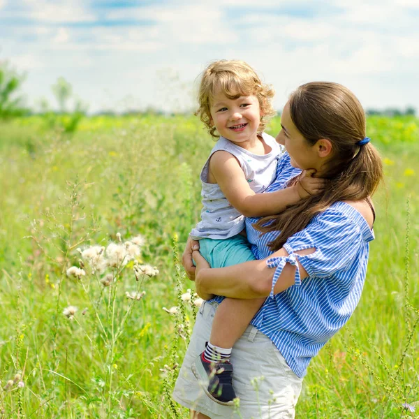 Mutter Und Kind Auf Der Sonnigen Wiese — Stockfoto