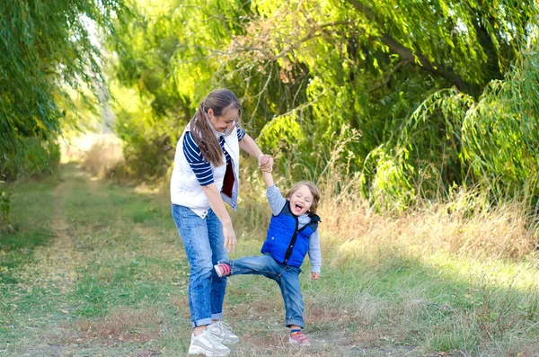 Gelukkig Moeder Baby Spelen Buiten — Stockfoto