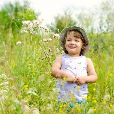 Çayırdaki küçük çocuk