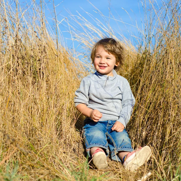 Leende Liten Pojke Landsbygd Fält — Stockfoto