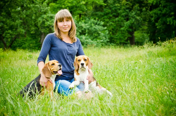 Woman with beagle — Stock Photo, Image