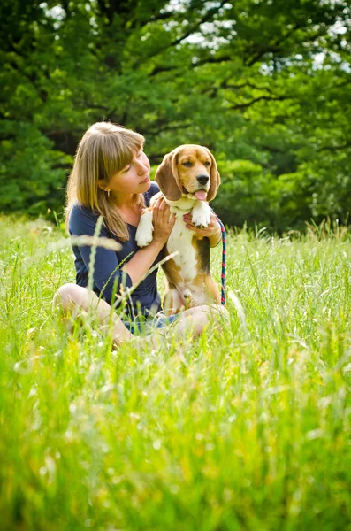 Kvinne med beagle – stockfoto