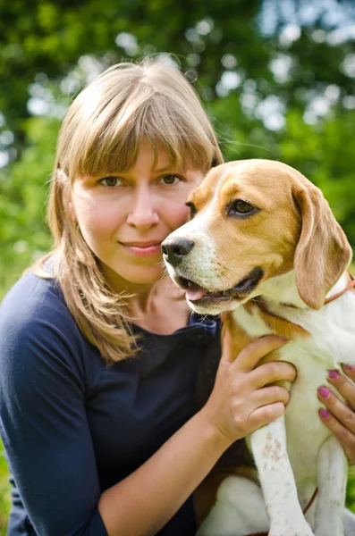 Vrouw met beagle — Stockfoto