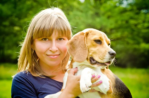 Vrouw met beagle — Stockfoto
