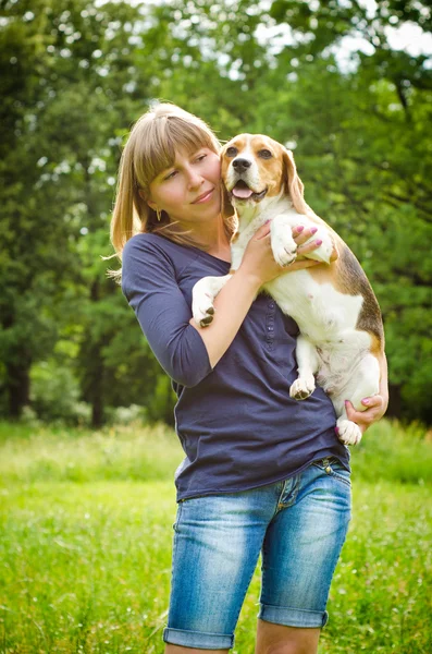 Žena s beagle — Stock fotografie