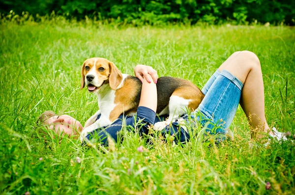 Mulher com beagle — Fotografia de Stock