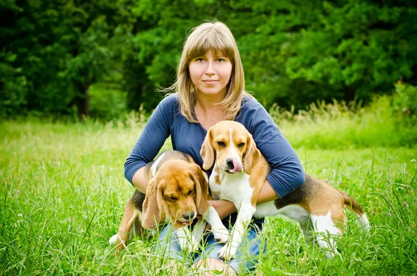 Vrouw met beagle — Stockfoto