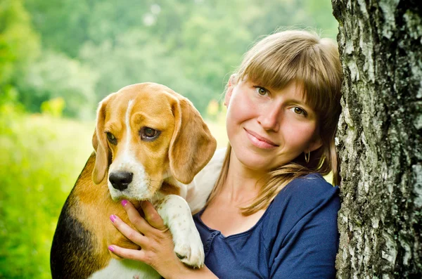 Kobieta z beagle — Zdjęcie stockowe