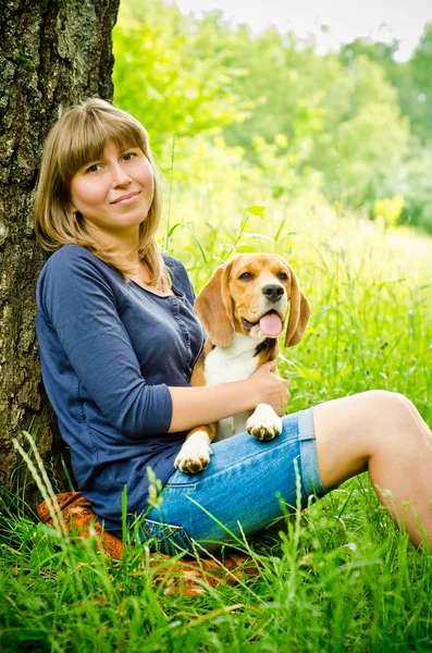 Kobieta z beagle — Zdjęcie stockowe