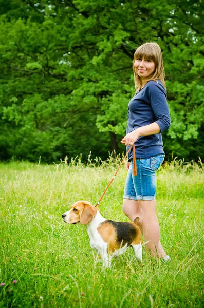 Mulher com beagle — Fotografia de Stock