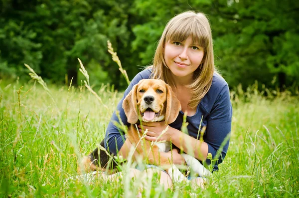 Kobieta z beagle — Zdjęcie stockowe