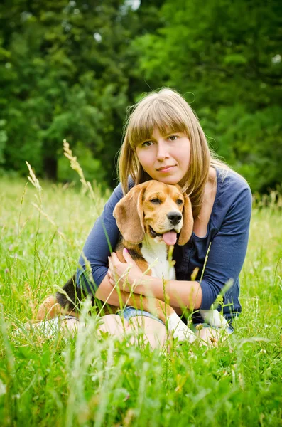 Kobieta z beagle — Zdjęcie stockowe