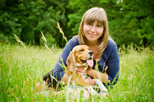 Vrouw met beagle — Stockfoto