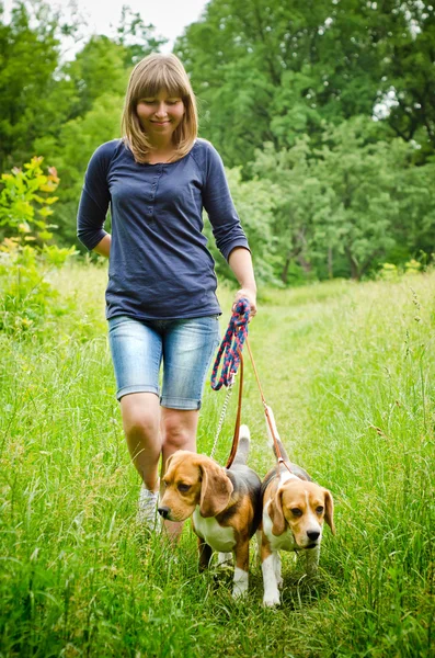 Kobieta z beagle — Zdjęcie stockowe