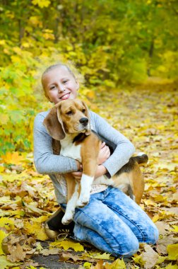 beagle ile kız