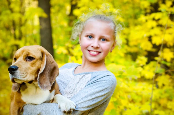 Meisje met beagle — Stockfoto