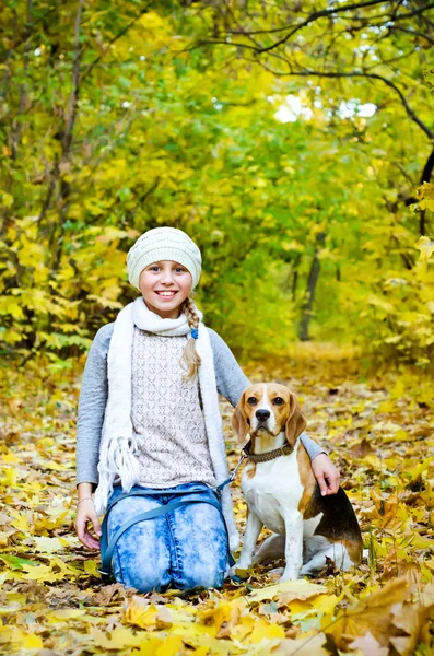 Flicka med beagle — Stockfoto