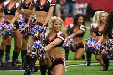 Arizona Cardinals Amigo Kızlar normal bir sezon maçında gösteri yapıyor..