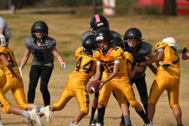 Çocuklar yerel bir ligde Pop Warner oynuyor ve bir futbol koçunun rehberliğinde yetenekleri öğrenip oynuyorlar..
