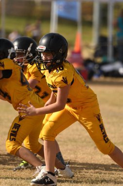 Çocuklar yerel bir ligde Pop Warner oynuyor ve bir futbol koçunun rehberliğinde yetenekleri öğrenip oynuyorlar..