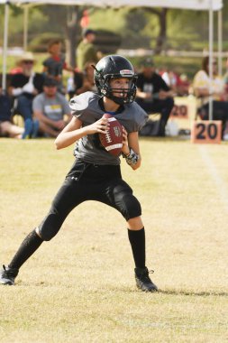 Çocuklar yerel bir ligde Pop Warner oynuyor ve bir futbol koçunun rehberliğinde yetenekleri öğrenip oynuyorlar..