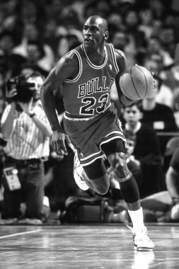 Chicago Bulls 'dan Michael Jordan normal bir sezon maçında. Michael Jordan NBA 'de oynarken bir efsaneydi.