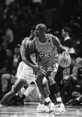 Chicago Bulls 'dan Michael Jordan normal bir sezon maçında. Michael Jordan NBA 'de oynarken bir efsaneydi.