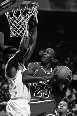 Chicago Bulls 'dan Michael Jordan normal bir sezon maçında. Michael Jordan NBA 'de oynarken bir efsaneydi.