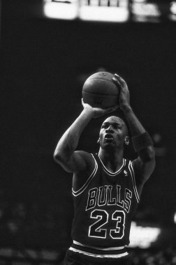 Chicago Bulls 'dan Michael Jordan normal bir sezon maçında. Michael Jordan NBA 'de oynarken bir efsaneydi.