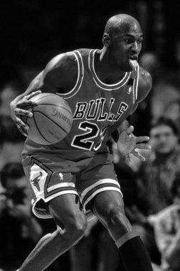 Chicago Bulls 'dan Michael Jordan normal bir sezon maçında. Michael Jordan NBA 'de oynarken bir efsaneydi.