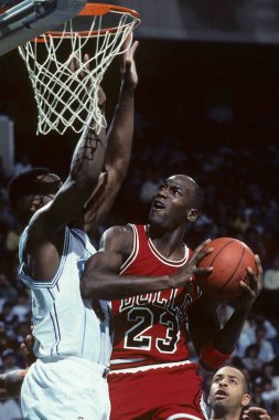 Chicago Bulls 'dan Michael Jordan normal bir sezon maçında. Michael Jordan NBA 'de oynarken bir efsaneydi.