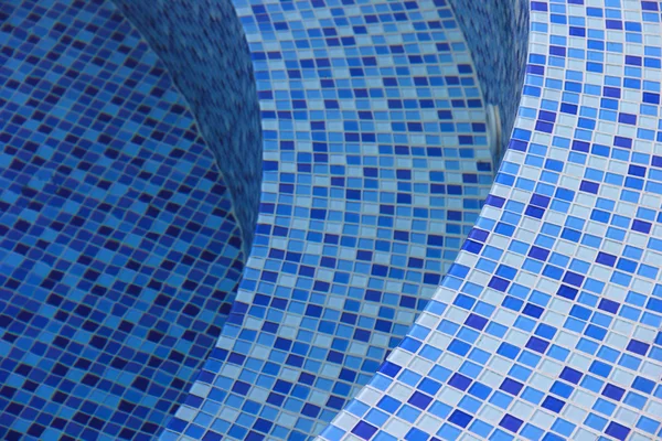 Escalones curvos en la piscina —  Fotos de Stock