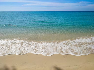 Deniz dalgası ve kumsal