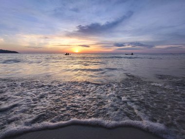 Tropik sahilde gün batımı